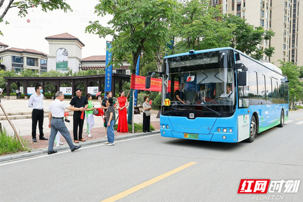 通车啦!11路公交车从蓝城·洞庭湖桃李春风(国际公馆二期)发车了