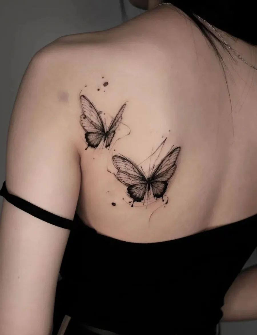 适合女生的背部纹身图案推荐:黑色蝴蝶纹身,精致而灵动!
