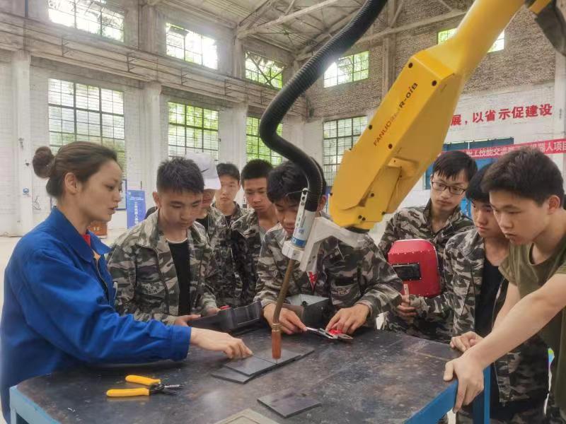 成都金堂:全国劳模唐成凤为母校川锅技校讲好开学第一课