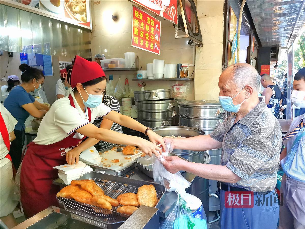 酷暑里凌晨4点到中午1点每一口早餐背后都是很多人吃不了的苦