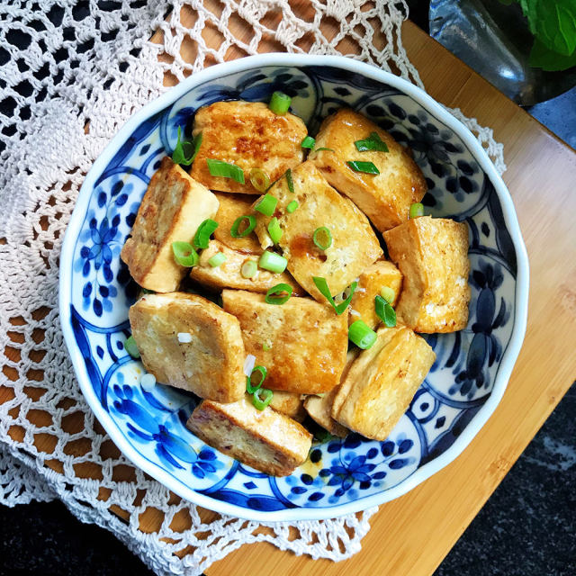 香煎豆腐,外焦里嫩又入味,两盘都不够吃