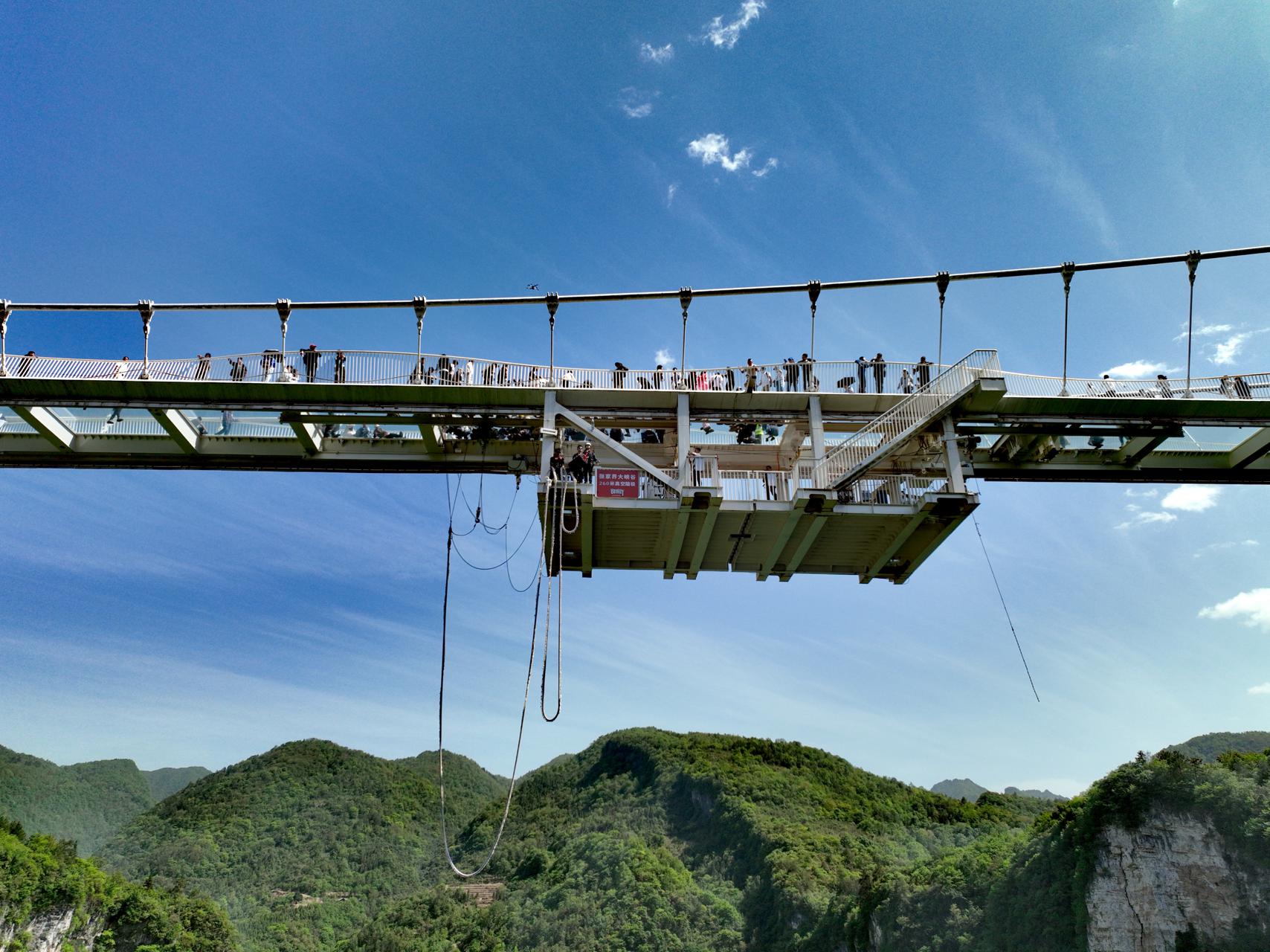 蹦极,飞拉达,非遗……"五一"张家界大峡谷多样活动迎游客