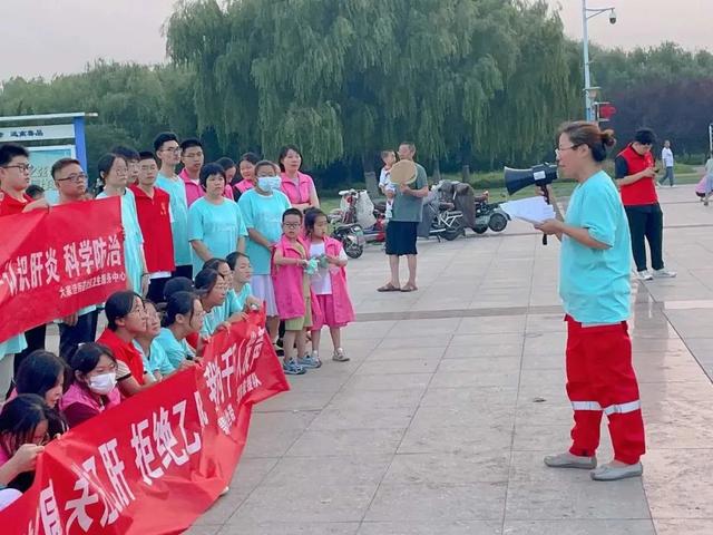 世界肝炎日,潍坊滨海广场送"肝"货!