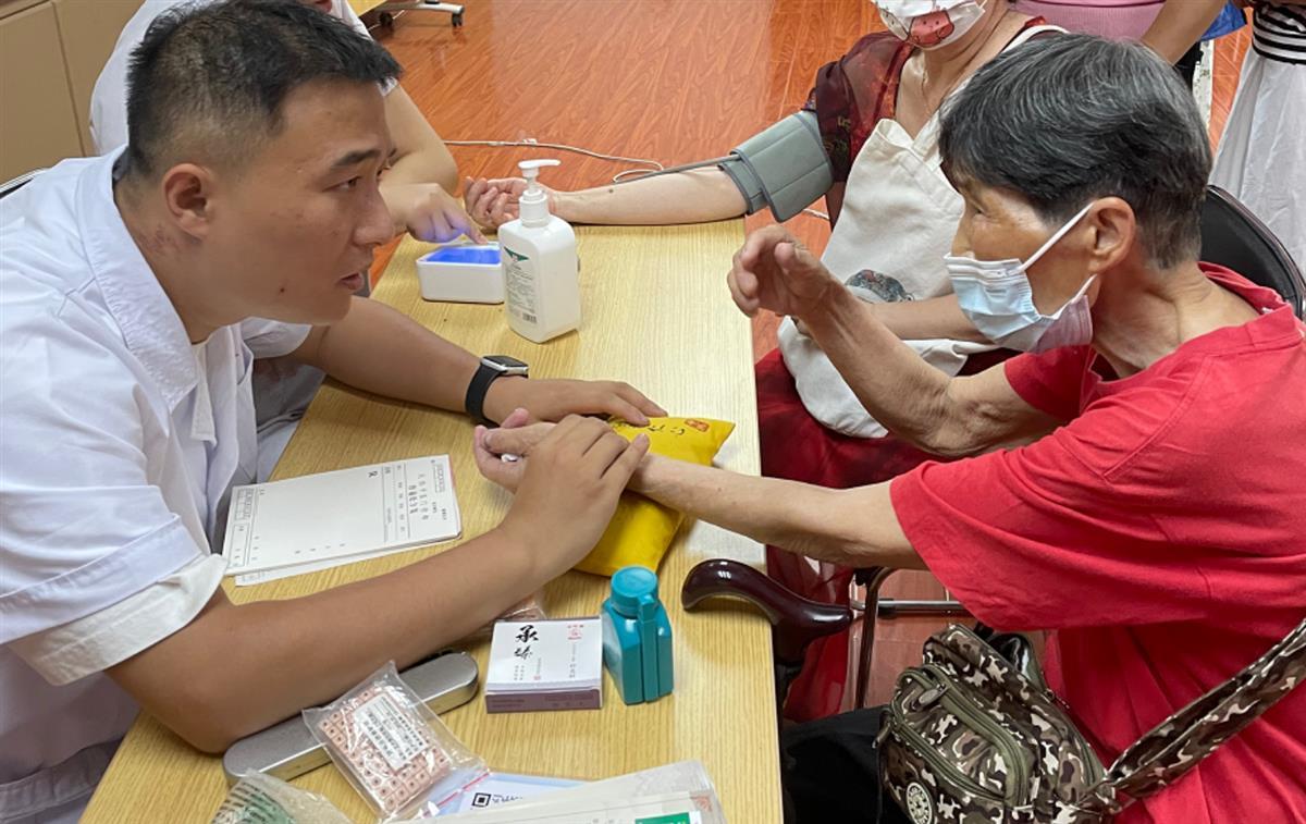 武汉石牌岭社区组织健康科普义诊活动