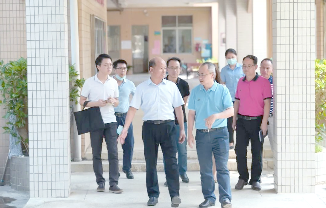 在叶淦奎局长的视察过程中,柴松方校长详细介绍了厚街中学的疫情防控