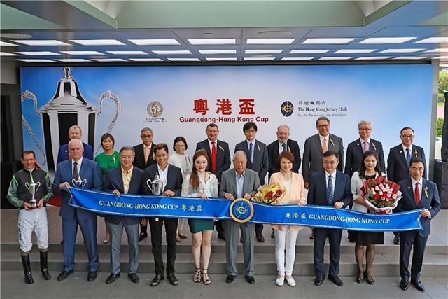 沙田马场"马照跑" 香港赛马会与众共庆特区26岁生日