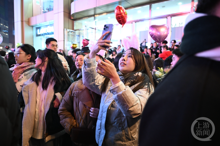 跨年氛围感拉满 解放碑钟声敲响新年祝福