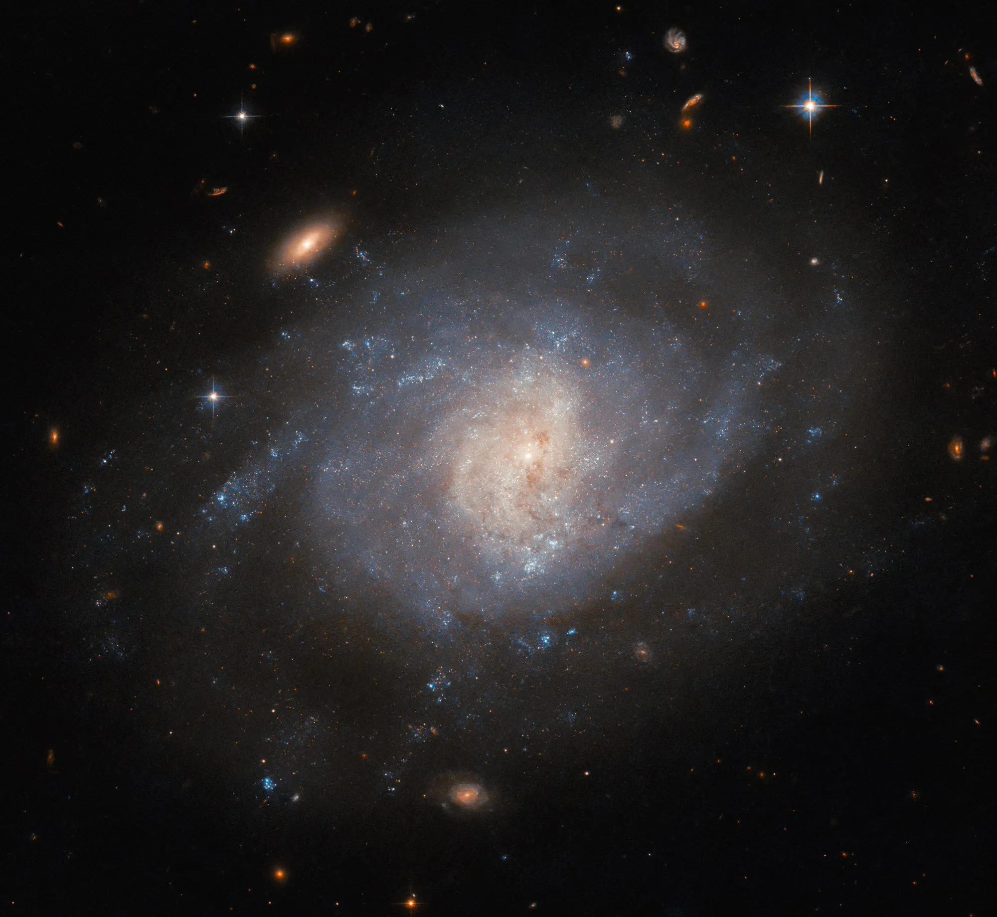哈勃分享ngc 941螺旋星系新图:业余天文学家发现的超新星成焦点