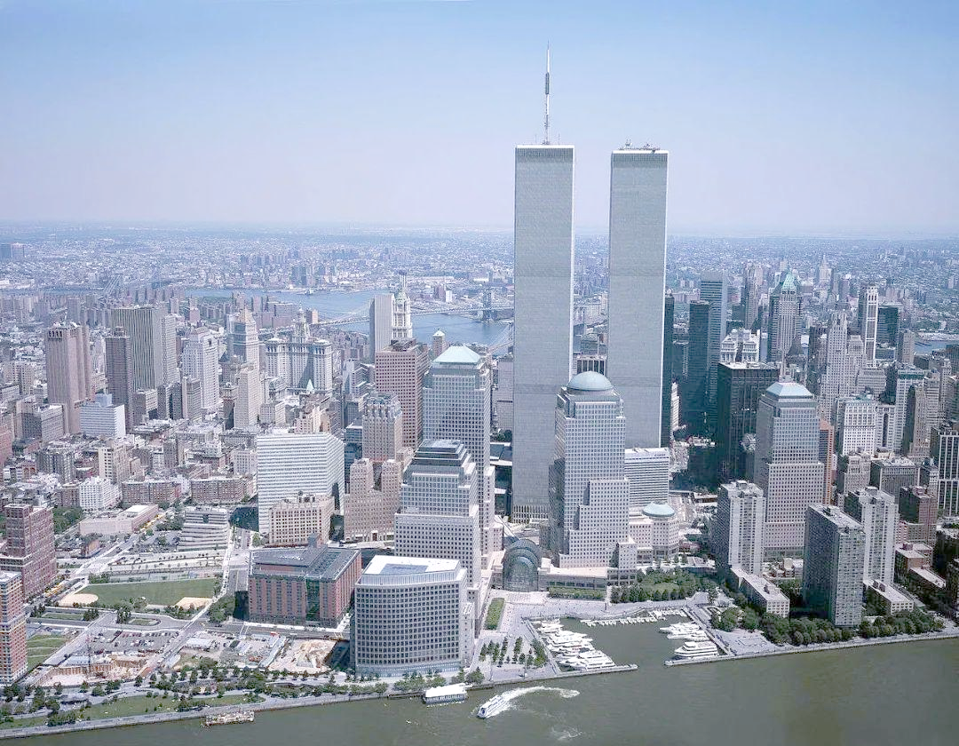 曾经的纽约世贸双子塔这两座长条形大楼,人们习惯称之为"双子塔",它们