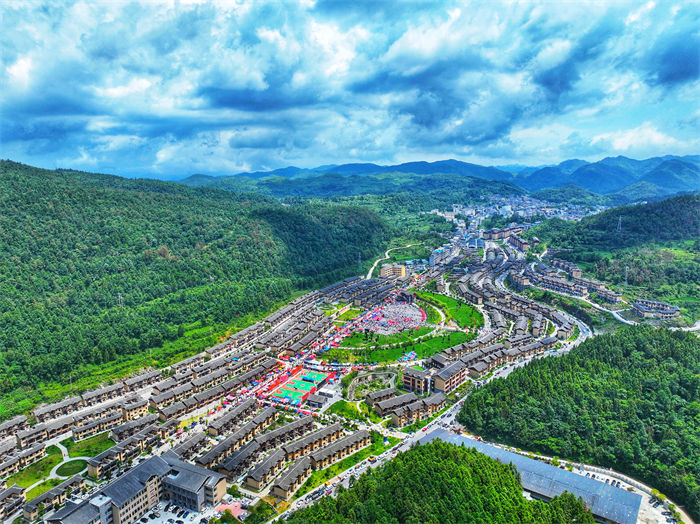 湘西凤凰:"六月六"苗岭飞歌迎盛会