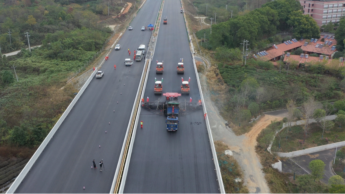 武大高速公路首个主线路面标段贯通