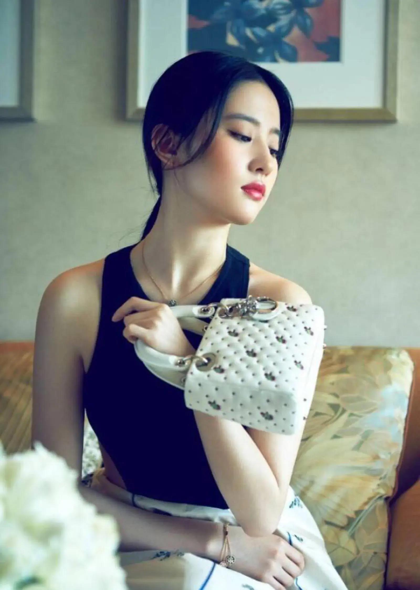 刘亦菲为何一直没嫁人?当看到她大腿的围度后,网友:这谁敢娶?