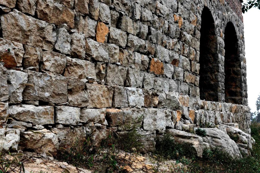 南张井村干礤石墙.村内有干礤石窑洞600多眼,石头街巷2000余米.