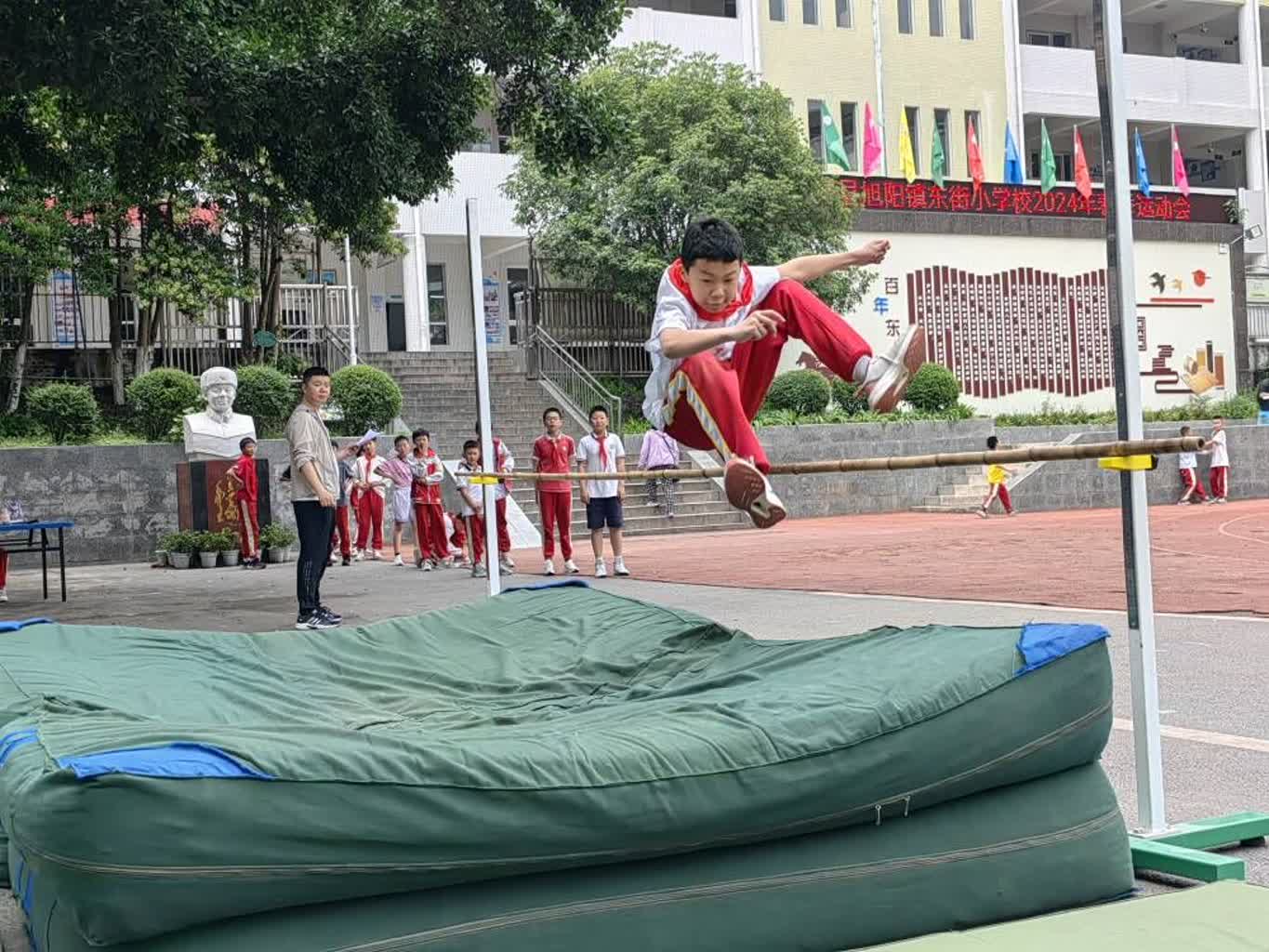 荣县旭阳镇东街小学校举行"拼搏展风采 运动向未来"田径运动会