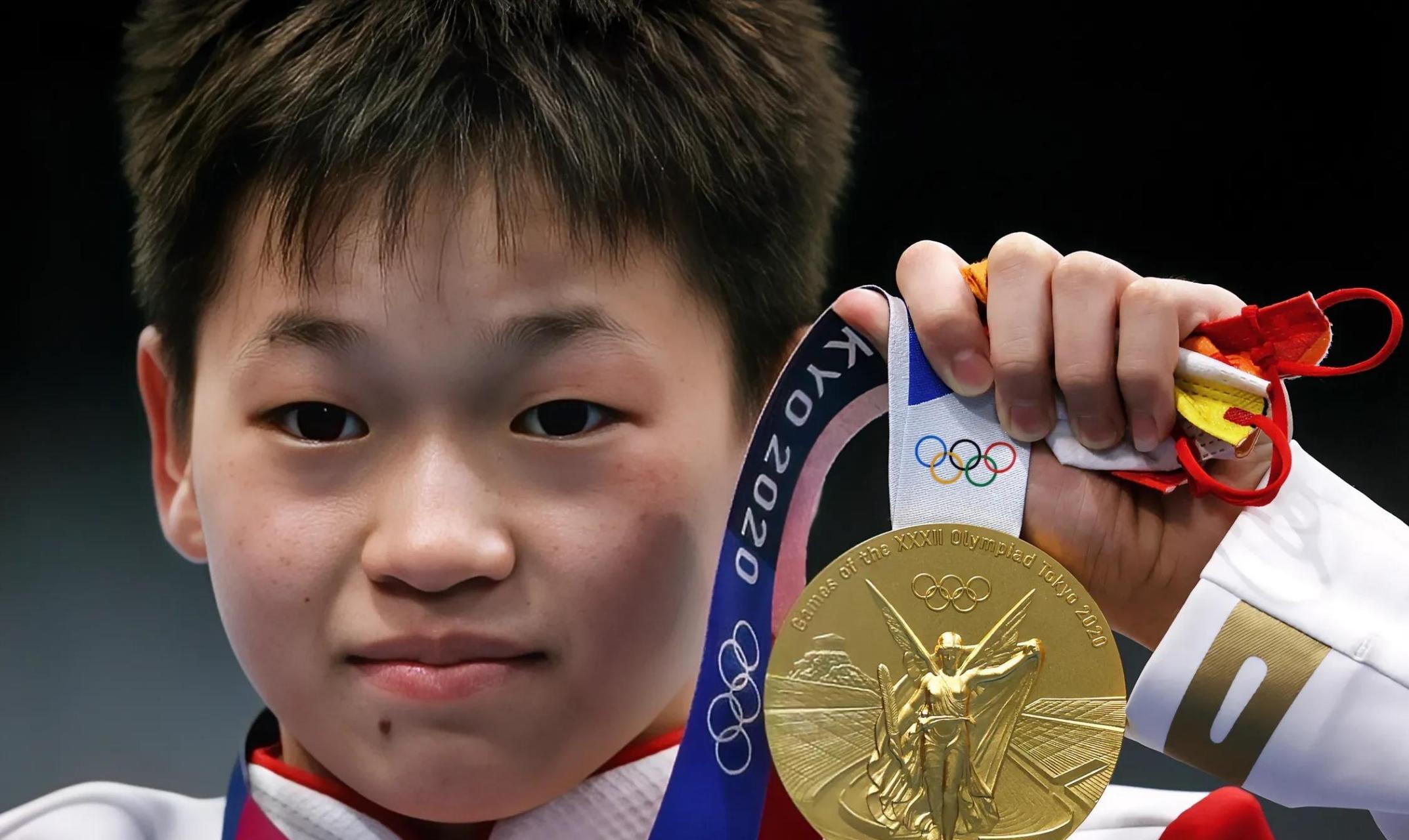 注意看,全红婵脸上的这两颗黑痣,一颗在眉中 ,一颗在下巴,长得恰到