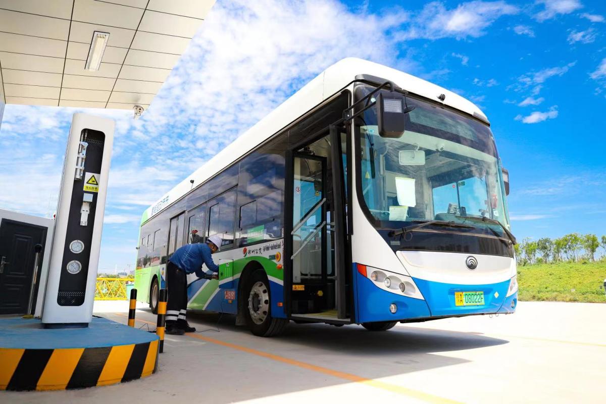 郑州1路公交换新装,亮相郑州街头