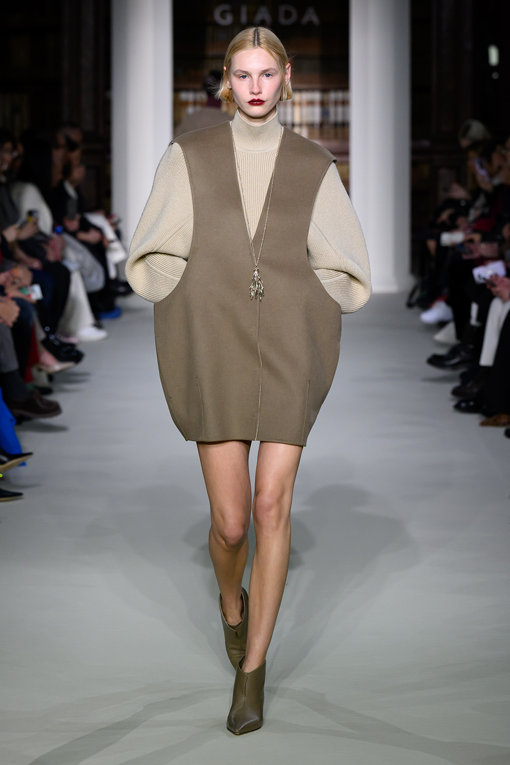 买新衣服的速度跟不上流行色变化的速度?