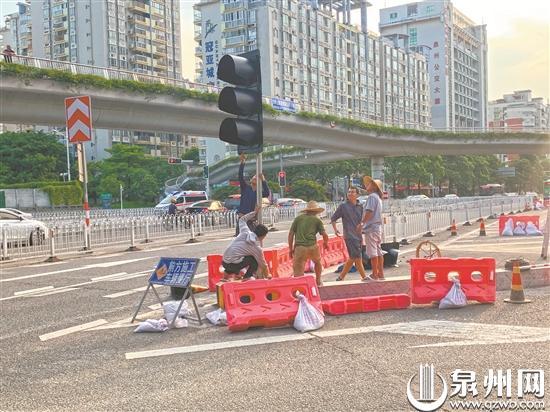 大坪山隧道西洞口人行天桥:混行通道灯控设备安装完成