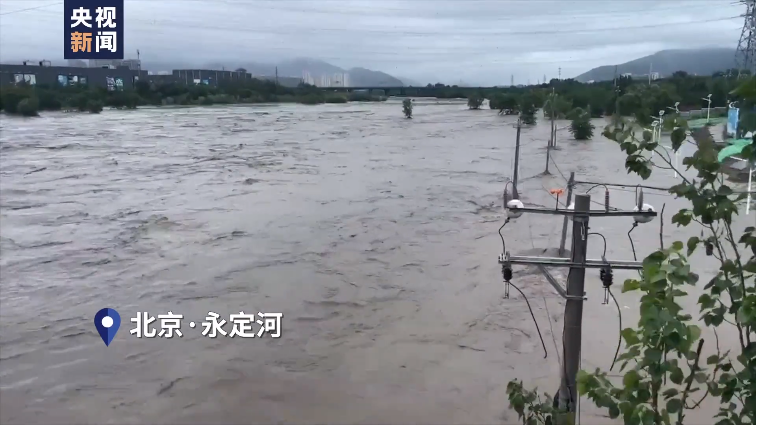 直击北京暴雨:永定河水流湍急,有房屋被冲进河流