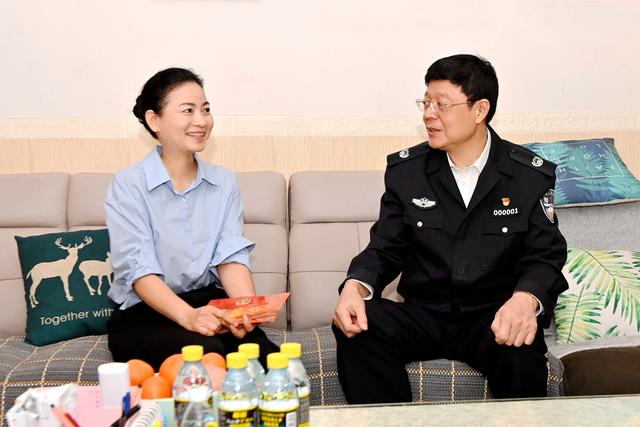 省公安厅开展2022年春节前夕慰问离退休干部和困难职工活动