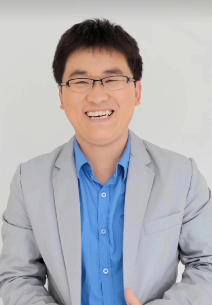 网红江涛是一个多元化的网络红人,他出生于1985年,来自山东德州,曾