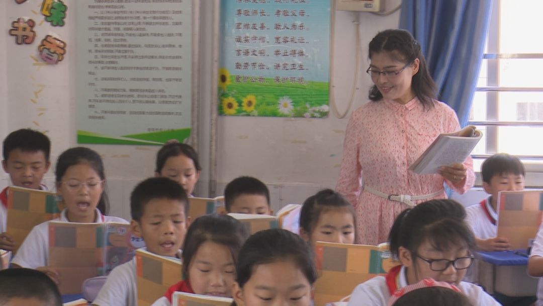 "出彩河南人"2023最美教师候选人张红丽:三尺讲台上的"最美身影"