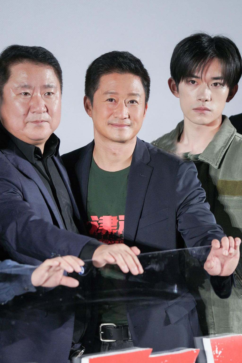 《长津湖》首映礼易烊千玺生图好帅,听到被吴京当儿子哭笑不得