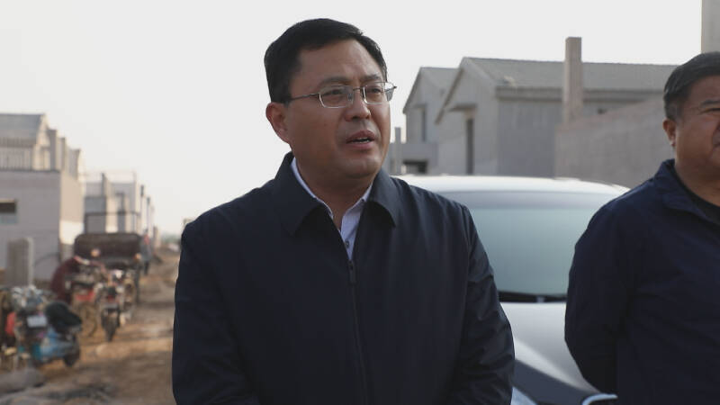 菏泽东明县:孙迁国现场调度黄河滩区和重点项目建设工作