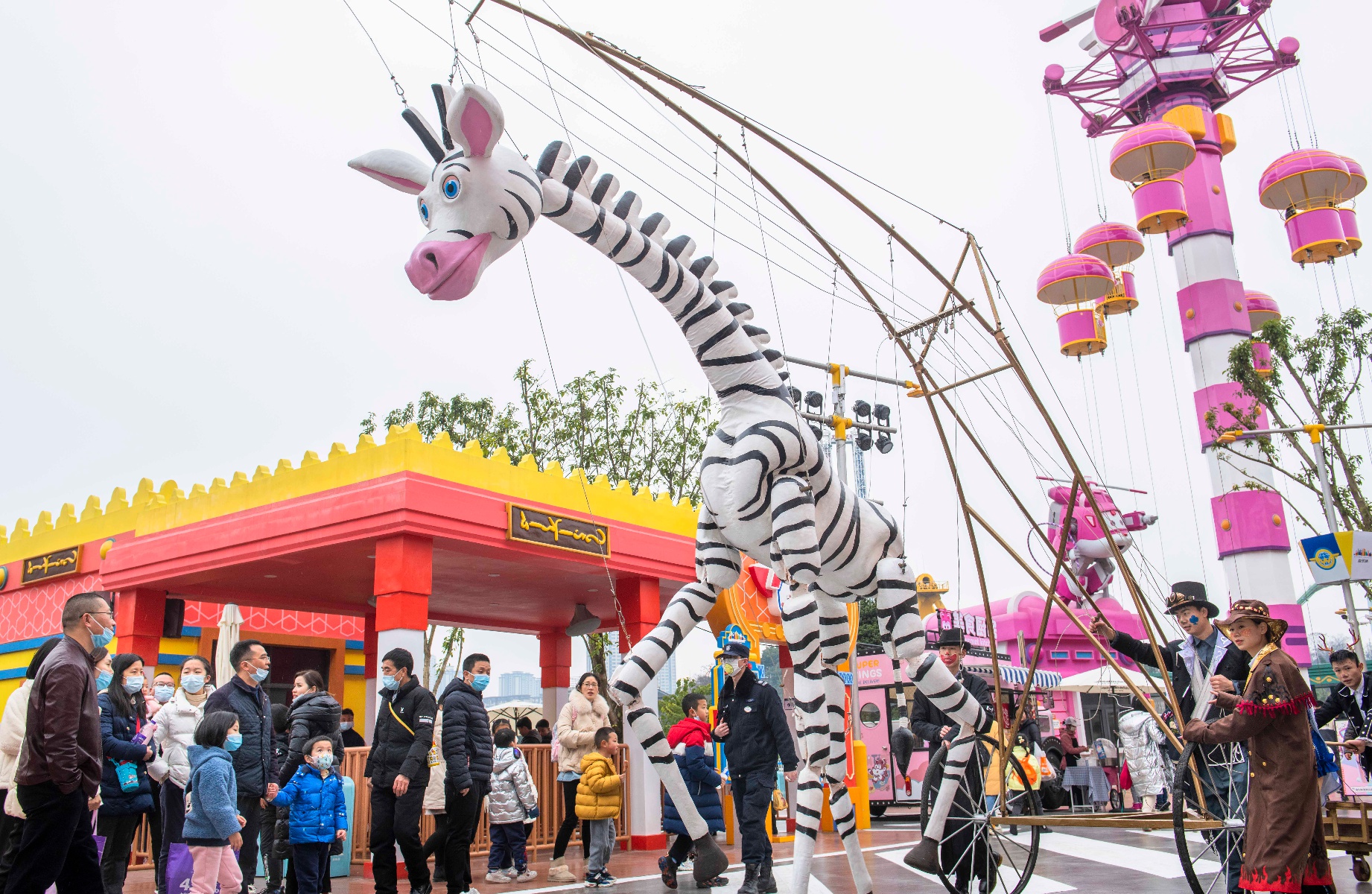 图片新闻|巨型木偶在重庆欢乐谷陪你快乐过春节