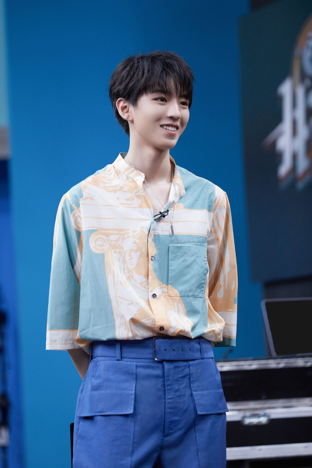 王俊凯本期《我们的乐队》时尚穿搭 夏日清新又帅气