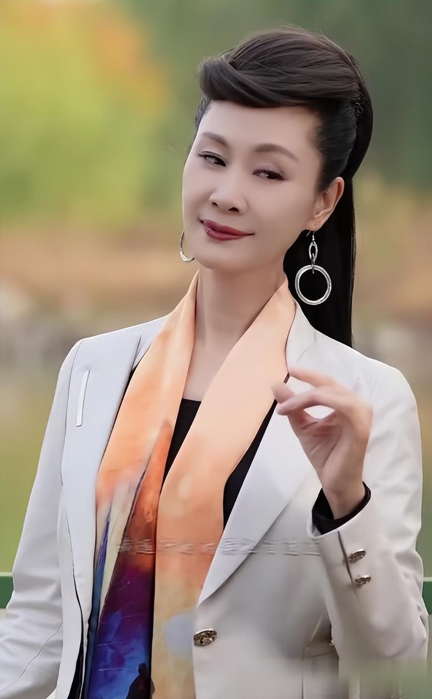 57岁于文华现状不惨,住农村简陋房裙子拖地喂土狗,曾遭前夫背叛
