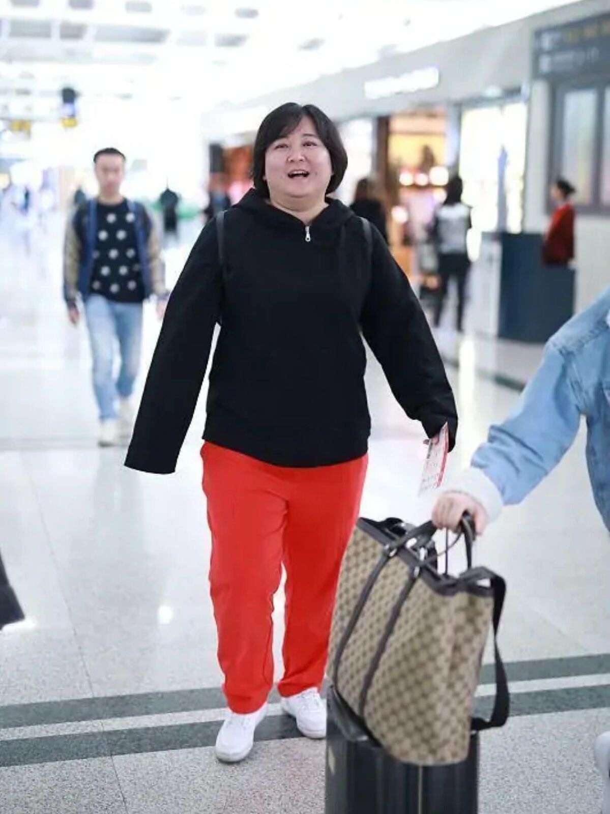 贾玲穿卫衣现身机场,减龄俏皮太吸睛,笑起来更是招人喜欢