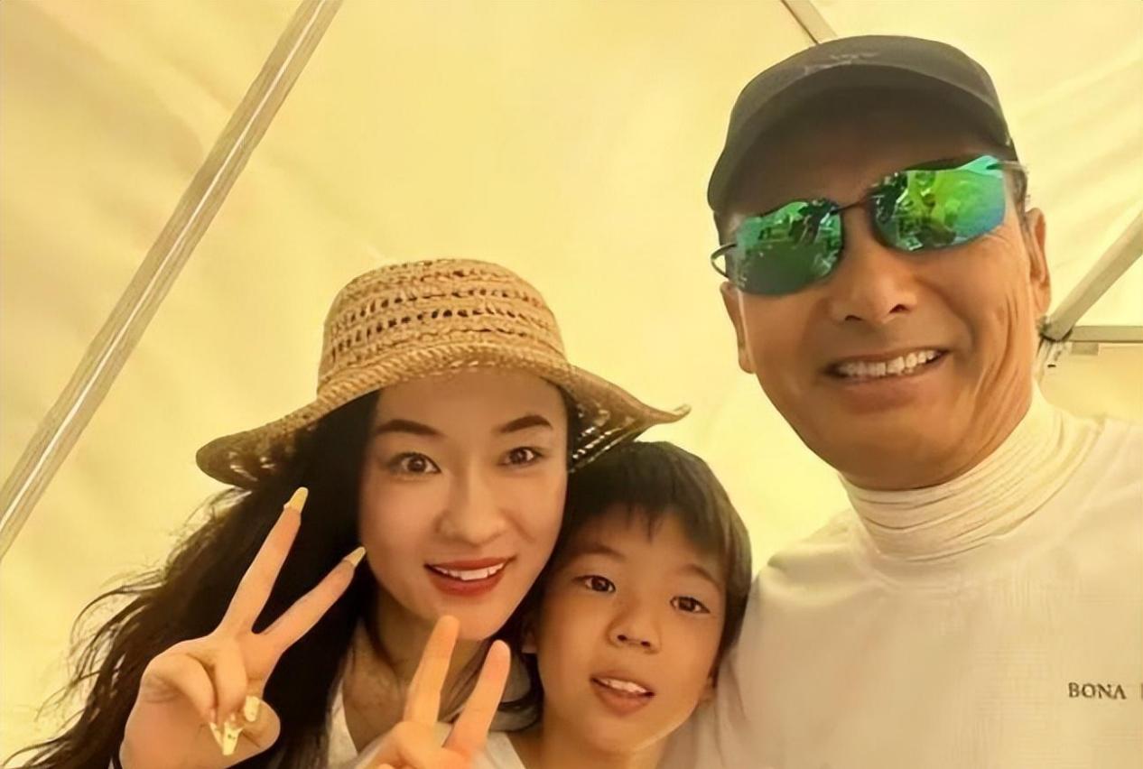 霍思燕带儿子庆父亲节,猪鼻子引争议,网友提整容建议