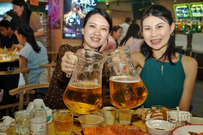 市南区浮山所市集首届"浮浮贴贴"酒搭子节正式开幕