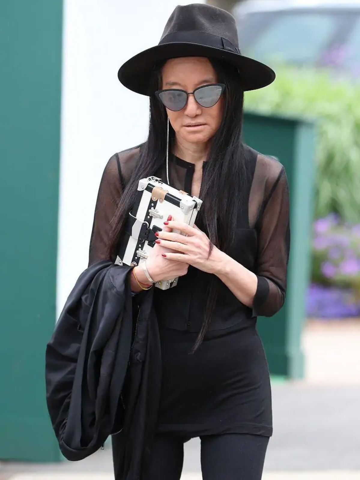 71岁王薇薇脸上有皱纹也很美,穿裤子勒出褶皱,换上丝袜后更吸睛