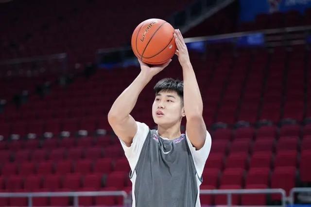 "微笑天使"何思雨:从校队替补到球队核心,为大学生球员代言