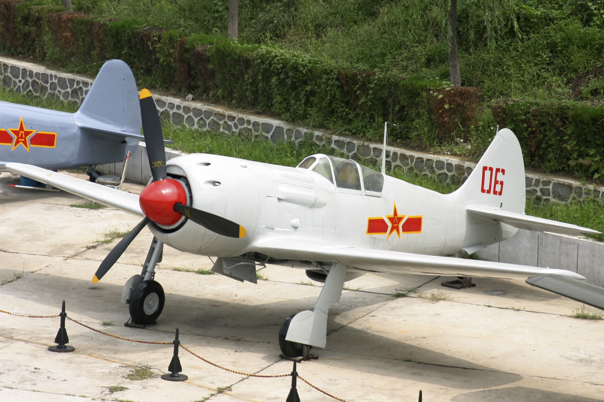 第一任华东空军司令聂凤智,乘乌拉—9教练机,体验特技飞行