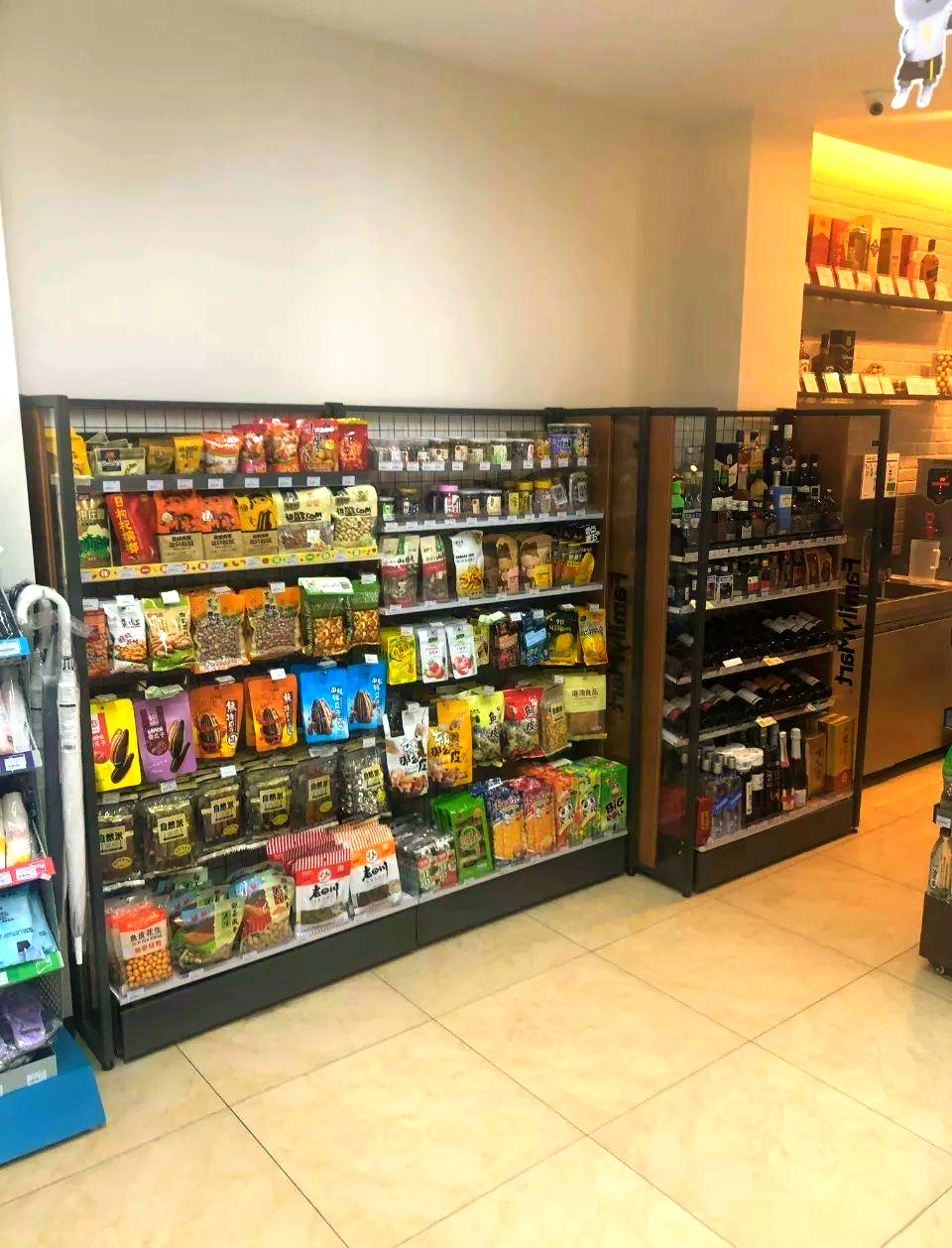 全家便利店第四代店:清爽内饰与便利服务