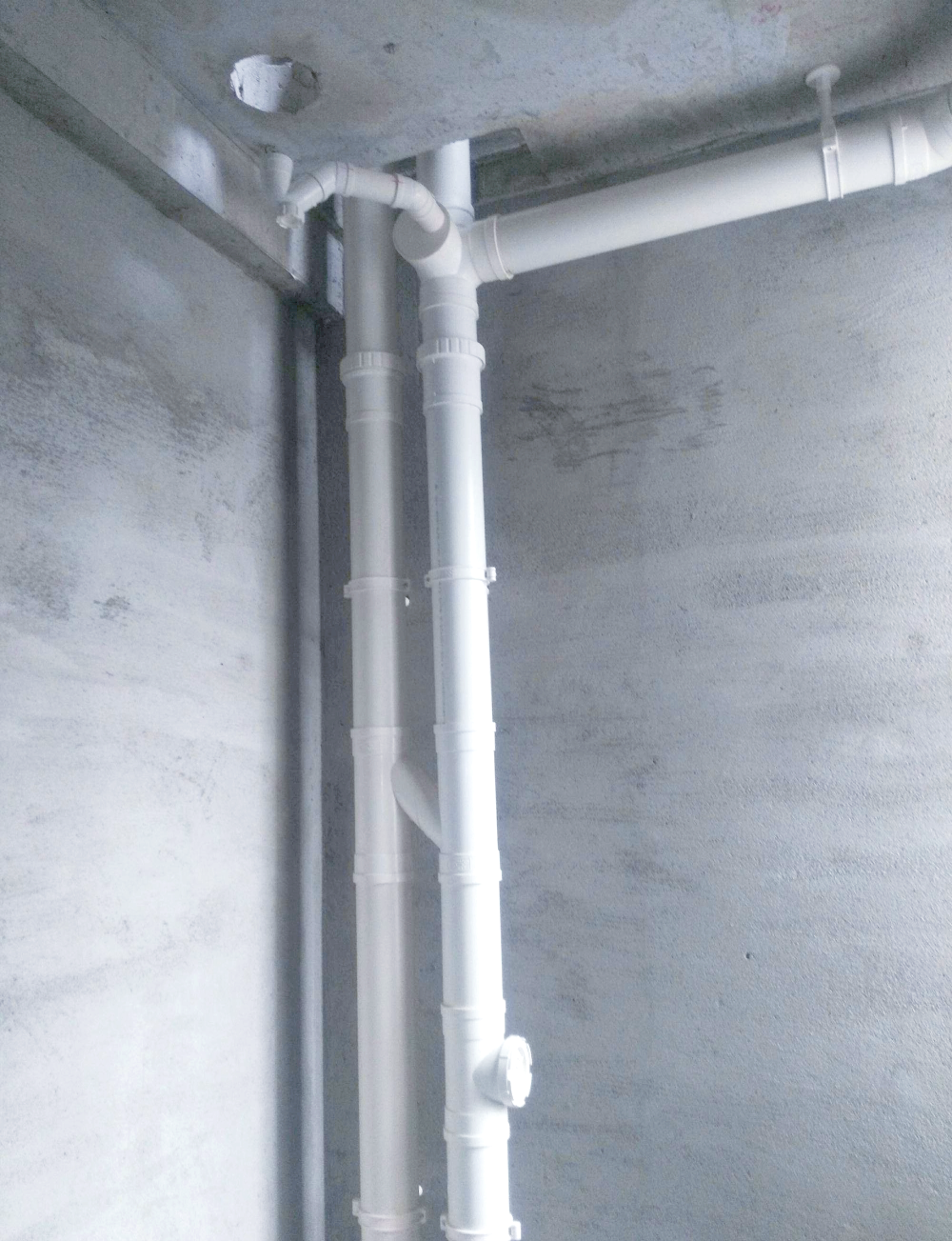 屋面雨水落水管安装指南:为何首选外墙?