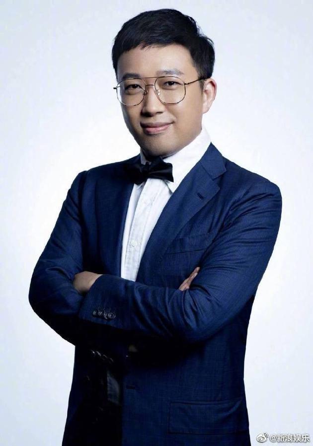 于正一屁股把椅子坐塌 一脸惊讶问:怎么会这样