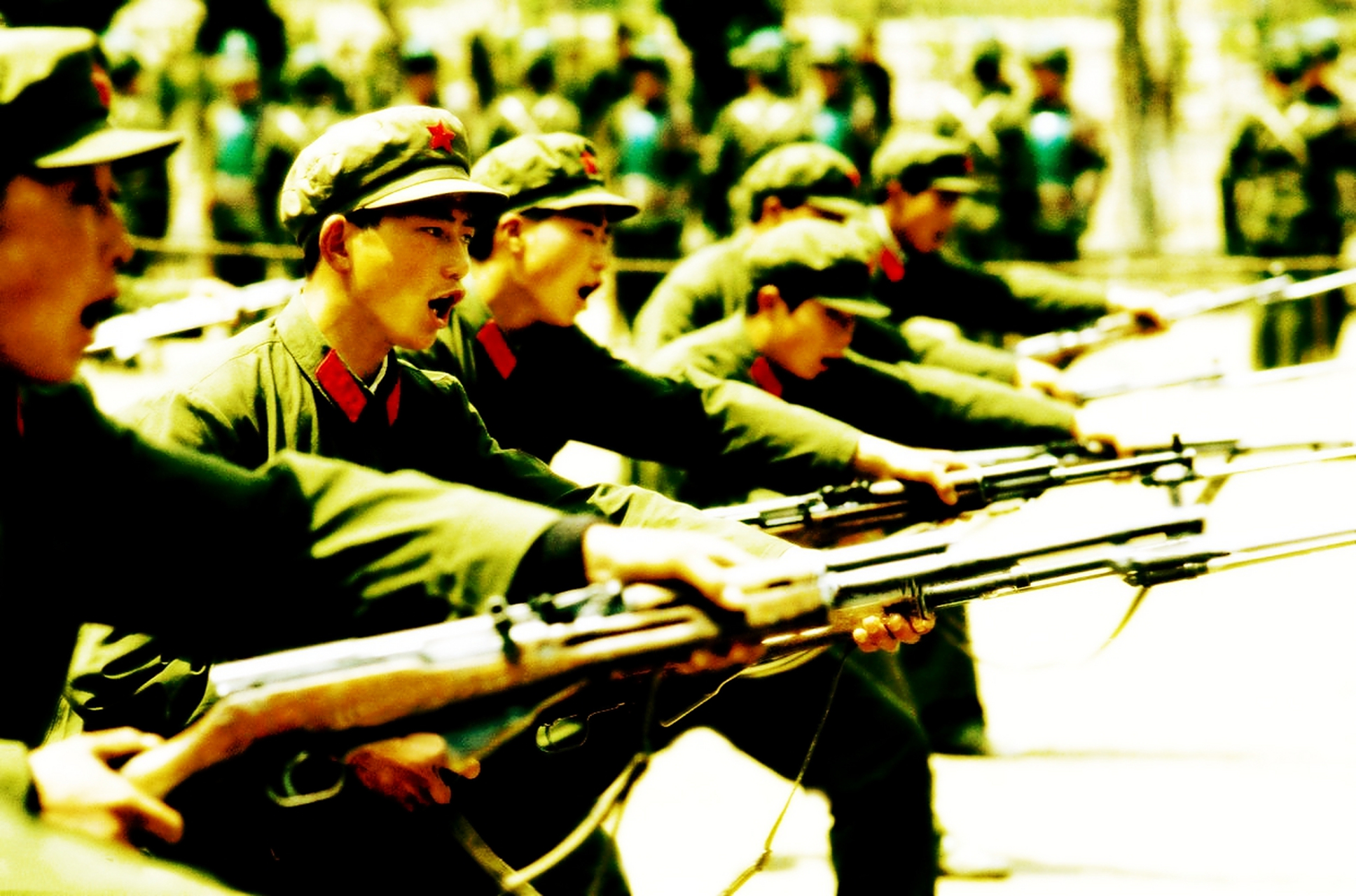 照片里军人的饭菜十分的简单,远远没有今天的丰盛,但画面中的他们蹲在