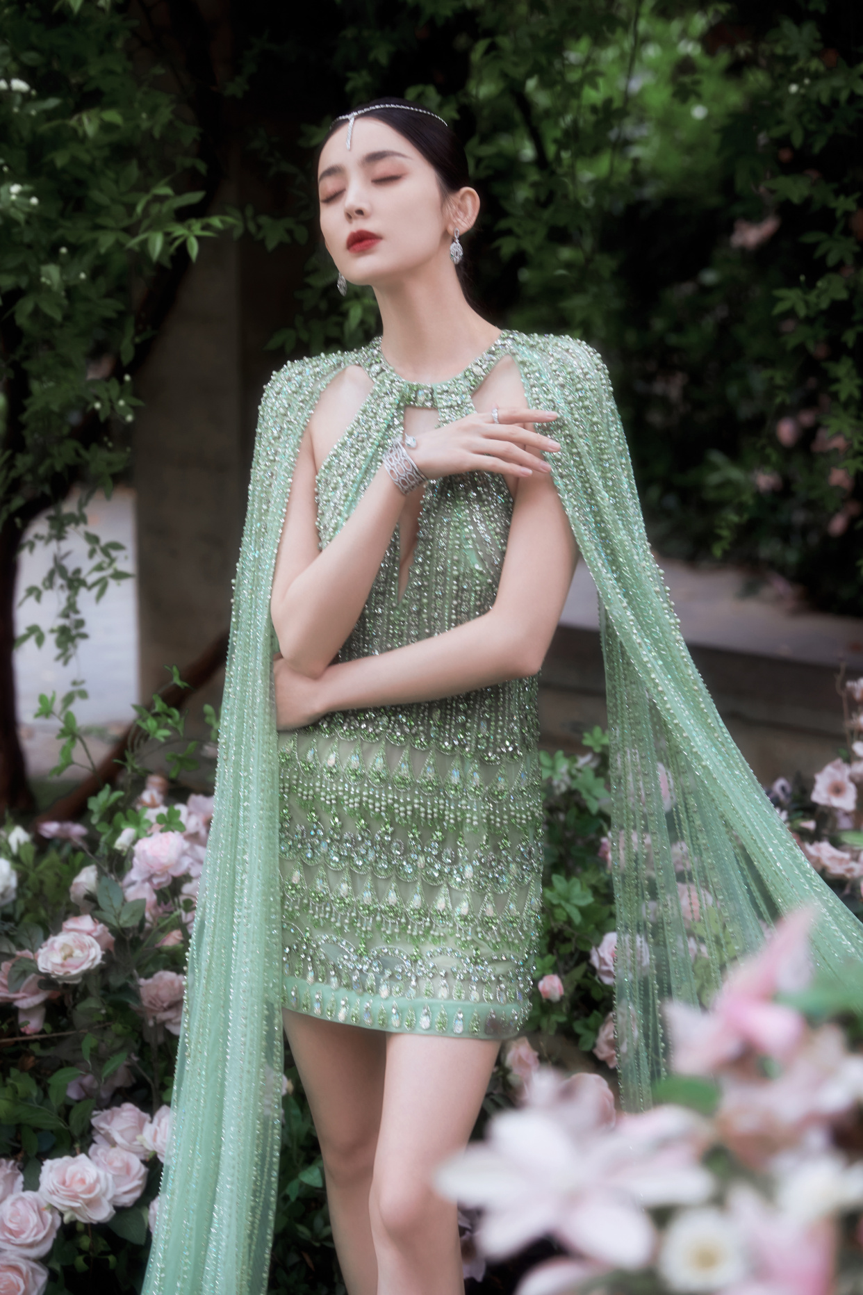 绿野花香绽放古力娜扎百变风情穿绿色纱裙梦幻来袭芬芳闪耀迷人眼