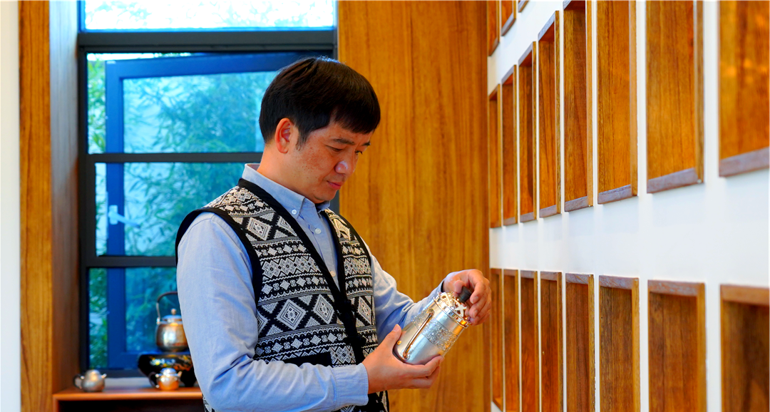 其中,"锤楪一张打"作为该技艺的代表性技法,被李福明大师运用得炉火