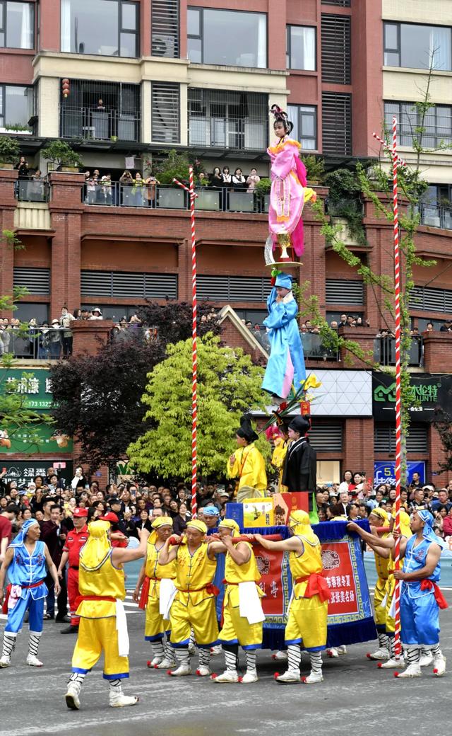 四川有个"小重庆",这里的人8米高空行走,吃的东西大卸八块