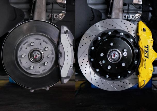 构造差异:通风盘式刹车通过刹车片和刹车盘之间的摩擦作用,将汽车的