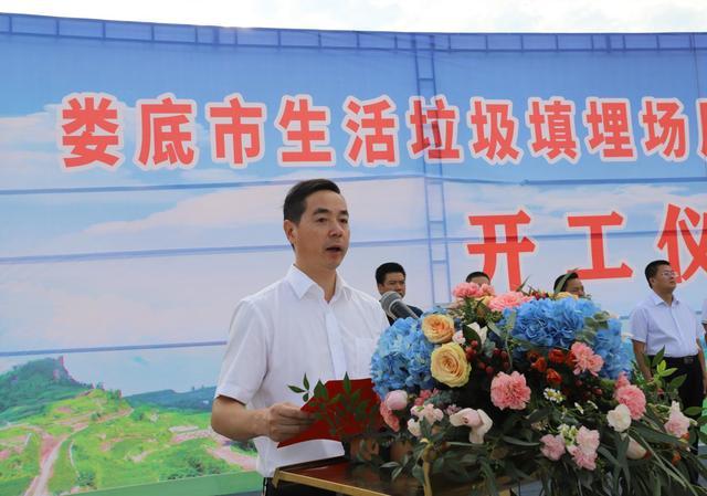 区委常委,常务副区长王寄忠介绍市生活垃圾填埋场周边民生实事项目