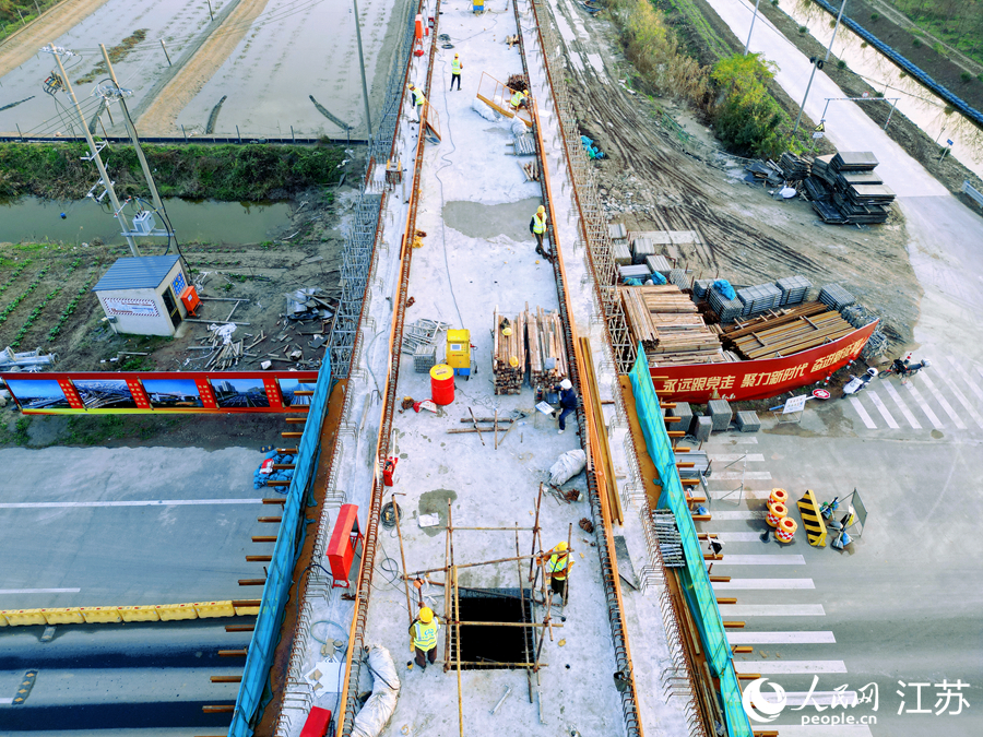 洋吕铁路一重点控制性工程提前完工 全线预计明年底通车
