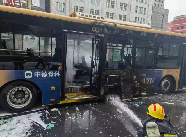 哈尔滨一新能源公交车突发自燃