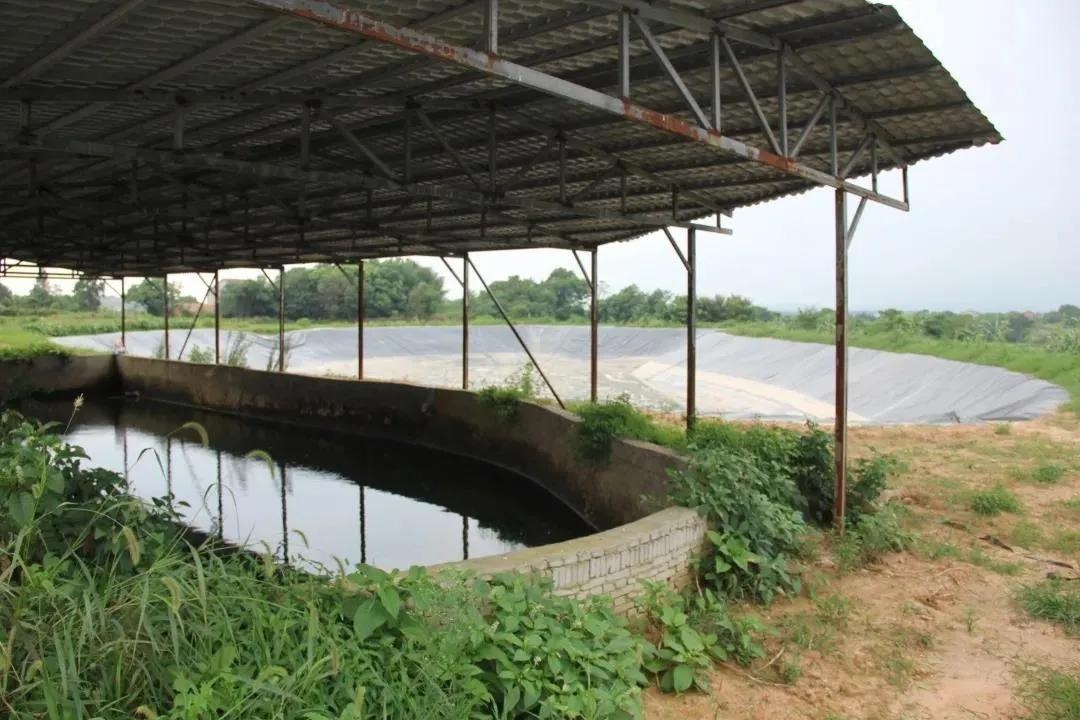 争取政策,提供贷款,提供改造技术等,多方合力下,一个防渗漏化粪池和一