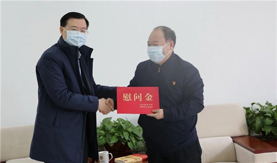 潍坊市副市长田民利到潍坊四中走访慰问劳动模范韩忠玉